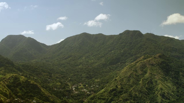 WS PAN AERIAL POV风景的山脉与城镇/科贝，Jayuya，波多黎各，美国视频下载