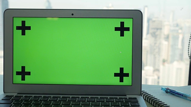 带商务办公背景的笔记本绿屏色度键视频素材