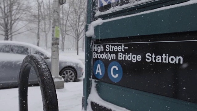 建立拍摄的纽约布鲁克林大桥地铁站在暴风雪期间视频下载