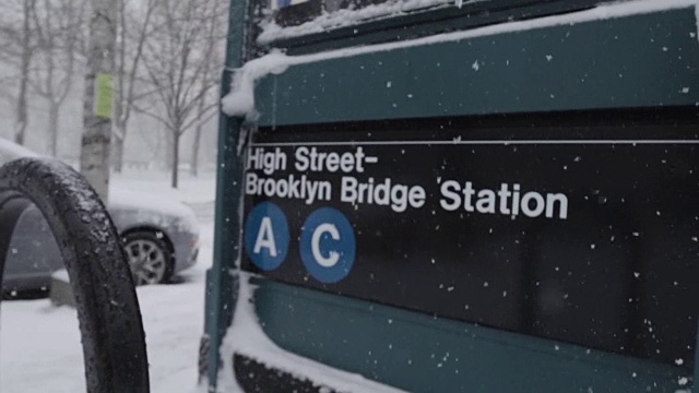 布鲁克林大桥地铁站入口在暴风雪期间-纽约视频下载
