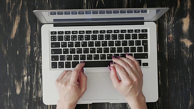 女性的手快速地在键盘上输入一条短信视频素材