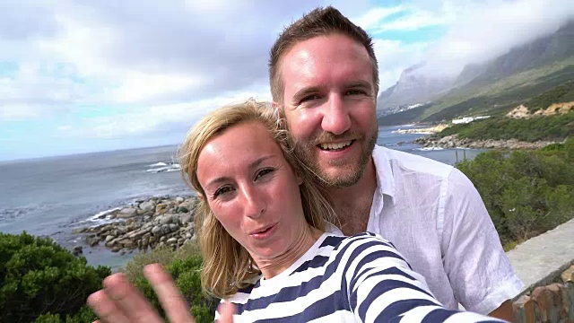 一对快乐的年轻夫妇在南非海岸自拍视频素材