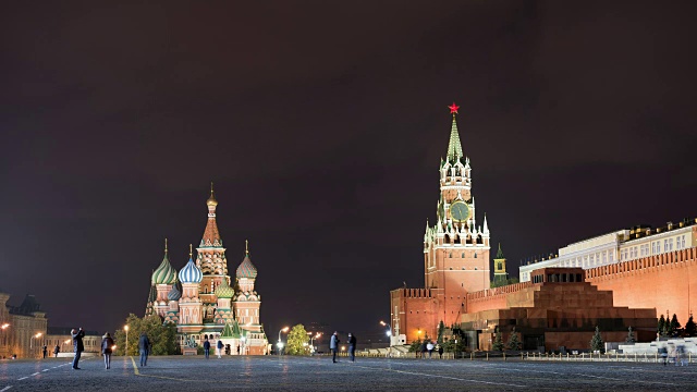 莫斯科红场、圣巴西尔大教堂和克里姆林宫都在夜晚流逝视频素材