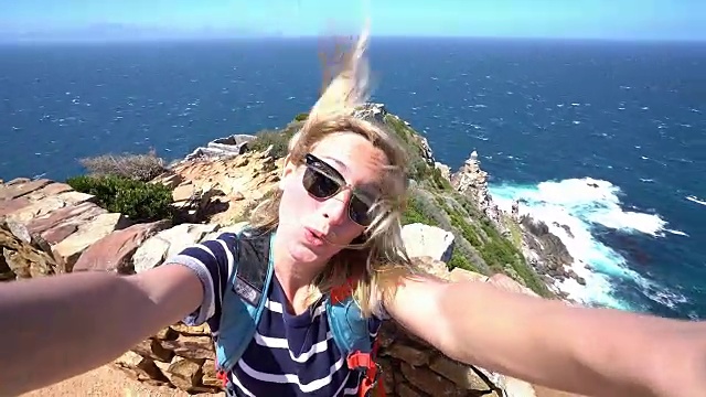 南非一名女子在海边自拍视频素材