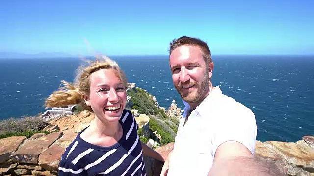 一对年轻夫妇在自拍海景视频素材