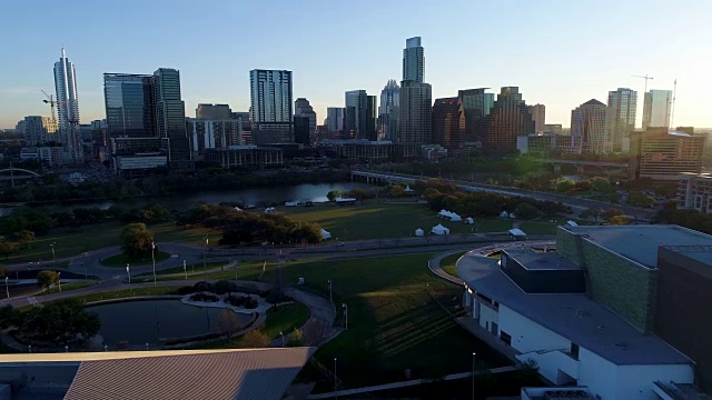 支持高角度奥斯汀德克萨斯天际线日出在第一天的西南偏南鸟瞰首都城市在礼堂海岸视频下载