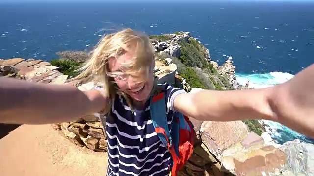 南非一名女子在海边自拍视频素材