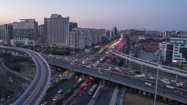 T/L WS HA PAN鸟瞰图繁忙的立交桥，白天到夜晚过渡/北京，中国视频素材