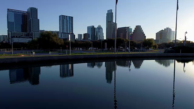 奥斯汀的镜像图像德克萨斯州的城市景观，日出的第一天由西南偏南鸟瞰首都城市周围视频下载