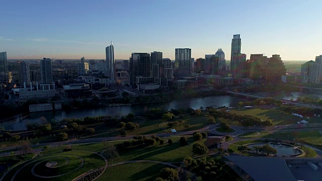 德克萨斯州奥斯汀日出从远处俯瞰整个公园第一天的西南偏南首都周围的鸟瞰图视频下载