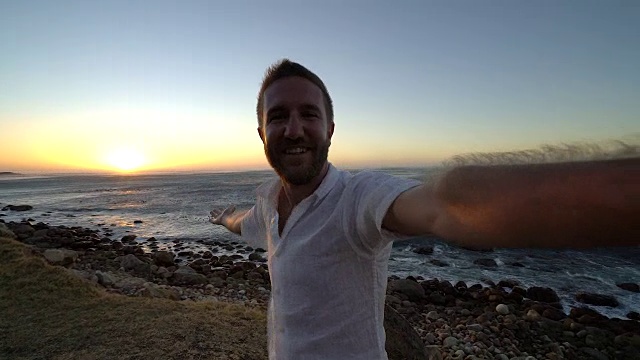 一名男子在南非开普敦海岸自拍视频素材