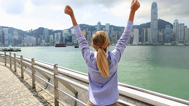 快乐成功的商界女性张开双臂庆祝香港视频下载
