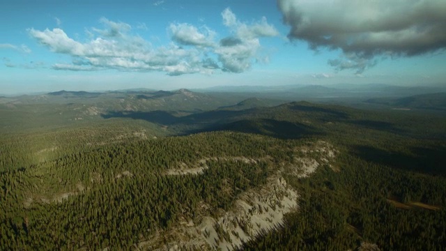 拉森国家森林中宁静的空中景观。视频下载