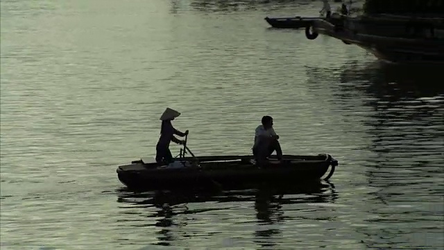 一个女人在下龙湾划船的长镜头。视频素材