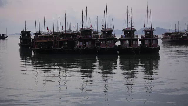 一艘游船停靠在越南下龙湾。视频素材