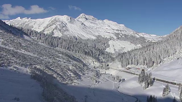 Arlberg -向Lech的Arlberg山脉移动视频素材