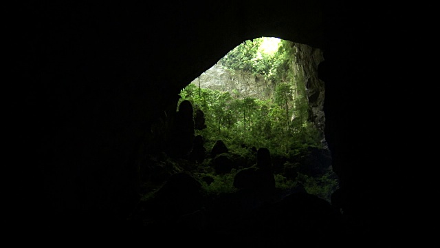 潘在越南韩松洞的天坑对面。视频下载