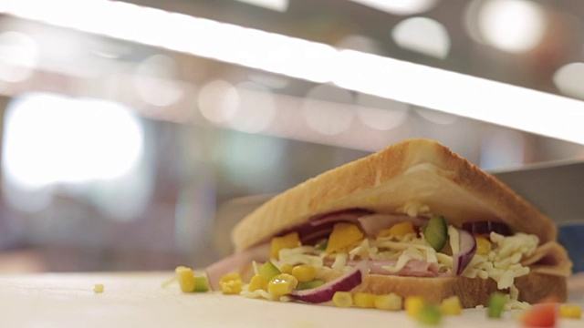 做一个三明治-把三明治切成三角形视频下载