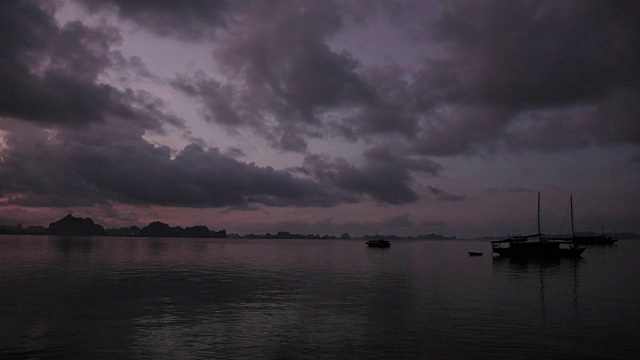 黄昏时分远距离拍摄下龙湾。视频素材