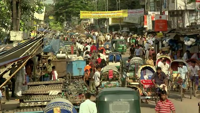 孟加拉国达卡繁忙街道上的生活画面。视频下载