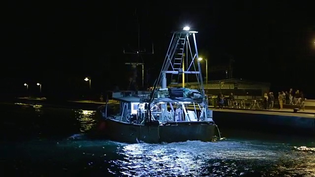 渔船离开港口视频素材