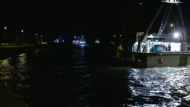 渔船离开港口视频素材