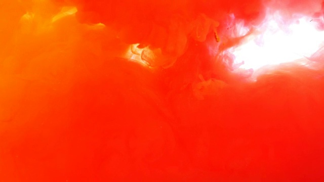 红色滴入水中视频素材