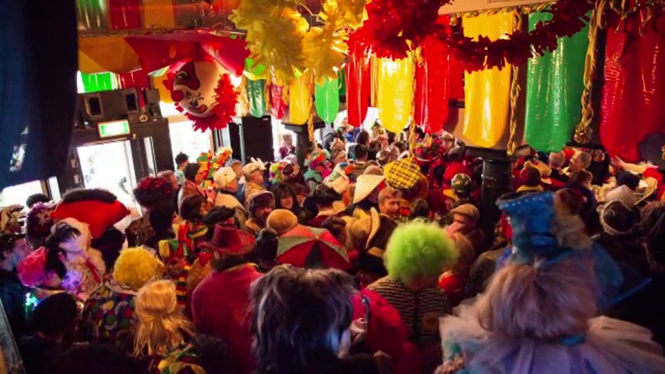 荷兰，马斯特里赫特，一年一度的狂欢节。酒吧里穿着戏服的人视频下载
