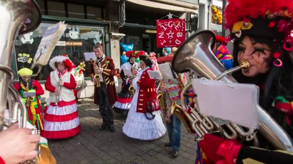 荷兰，马斯特里赫特，一年一度的狂欢节。一群穿着戏服、脸上涂着彩绘的人视频下载