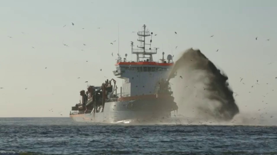 荷兰，Petten，加固海堤称为Hondsbossche Zeewering。一种耙吸式挖泥船正在堤前积沙视频素材