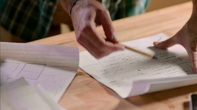 木工车间的创意团队在图纸上做笔记视频素材