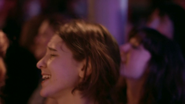 兴奋的年轻女子跳舞和朋友在俱乐部的摇滚音乐会视频素材