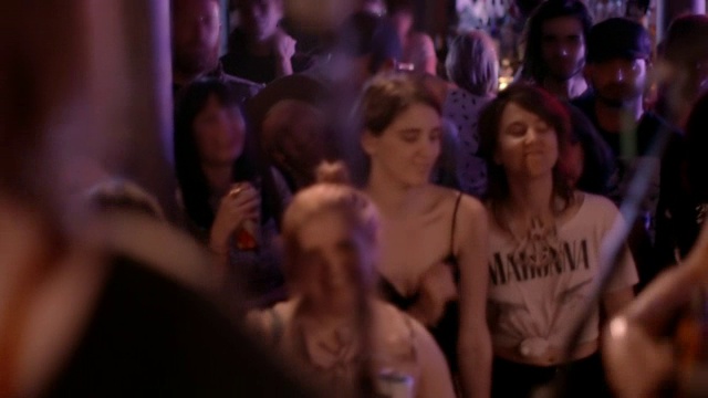 当乐队在拥挤的摇滚俱乐部演奏时，女乐迷们一起跳舞、大笑视频下载