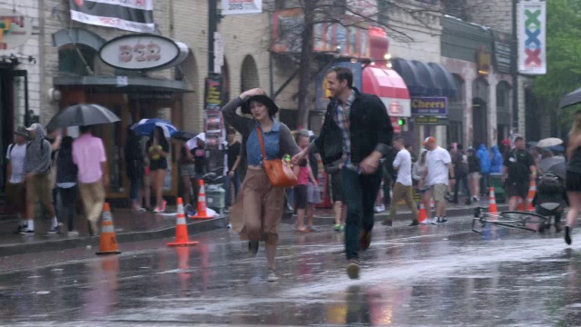 一对年轻夫妇在雨中跑过马路视频下载
