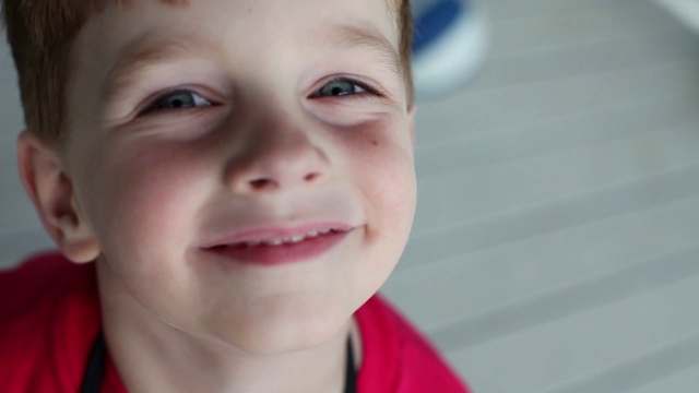 一个小男孩对着照相机微笑。视频素材