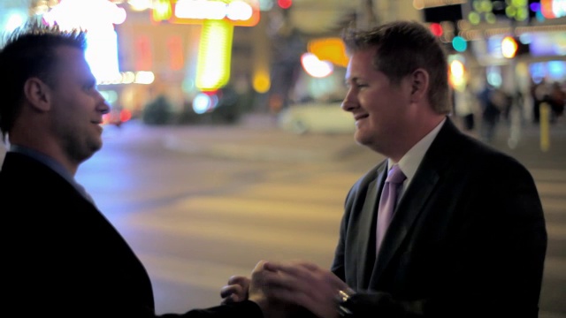 两个商人在拉斯维加斯大道上握手。视频下载