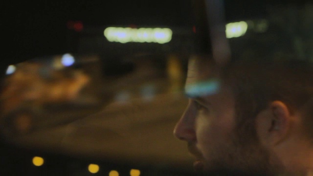 当一辆敞篷车的司机在拉斯维加斯大道上疾驰时，后视镜映出了他的身影。视频素材