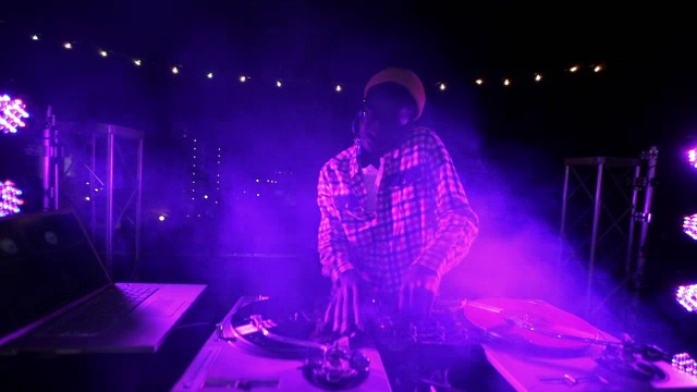 追踪从派对人群中广泛的DJ视频素材