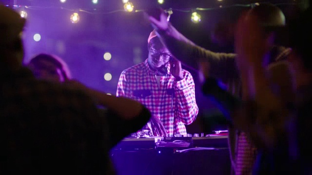 潘从DJ变成了跳舞的年轻人视频素材