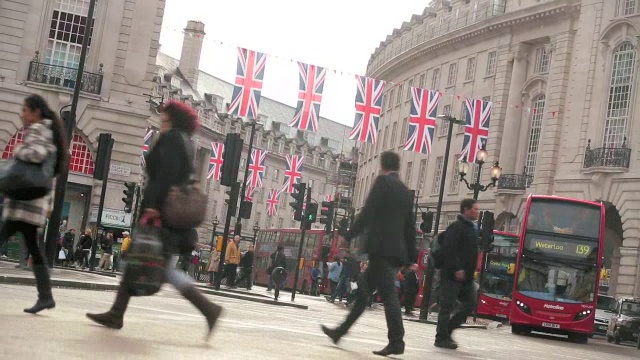 在伦敦，双层公共汽车和行人穿过皮卡迪利广场。视频下载