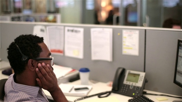 头戴耳机的上班族盯着电脑屏幕(摄影)视频下载