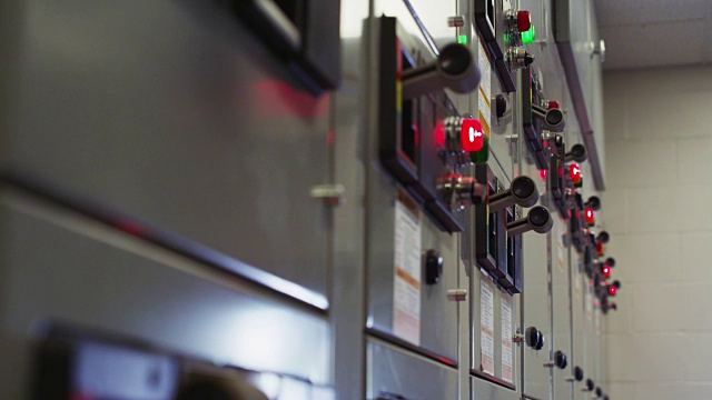 变电站的高压仪表盘，有杠杆和红灯。视频下载