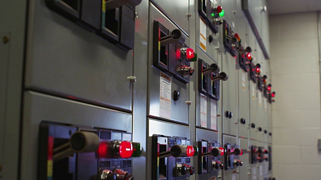 变电站的高压仪表盘，有杠杆和红灯。视频下载