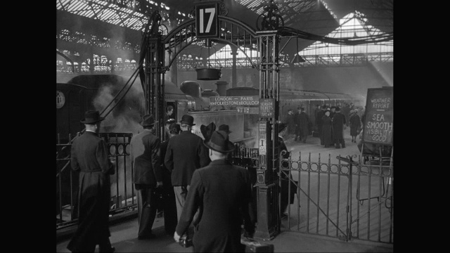 MS检票员在火车站站台/伦敦检票。联合王国视频素材