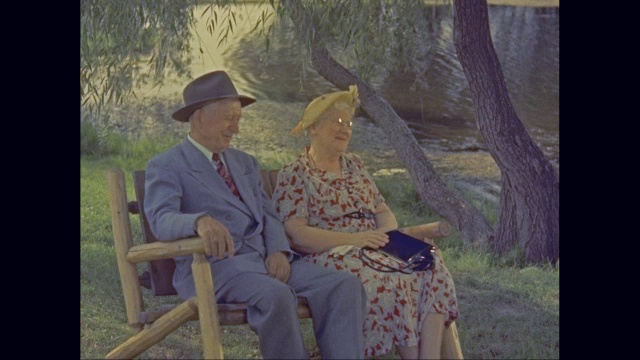坐在公园长椅上的老夫妇/美国视频下载