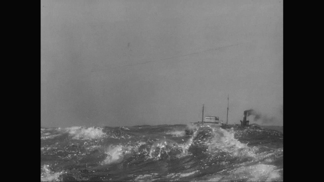 在波涛汹涌、风暴滔天的大海中航行的WS型蒸汽船/美国视频下载