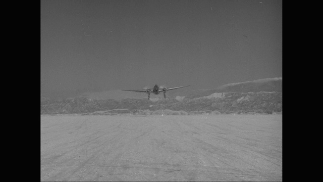 WS AERIAL POV飞机飞越沙漠景观/美国视频下载