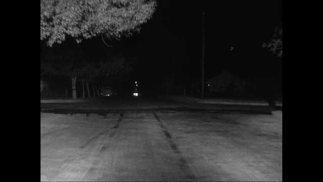 WS POV夜间场景的道路与汽车停在路边/美国视频下载