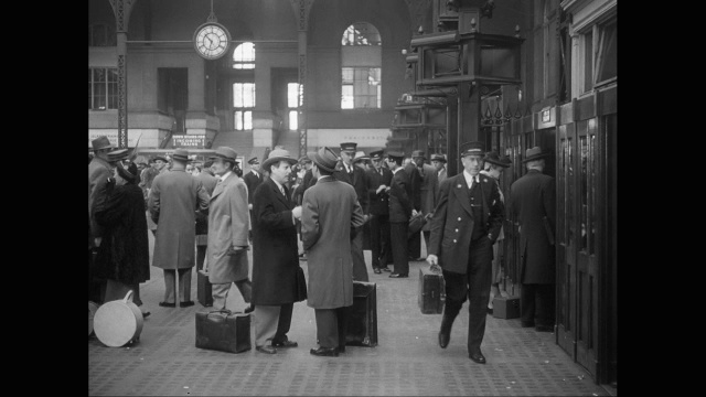 美国纽约宾夕法尼亚站，WS通勤者站着说话视频素材