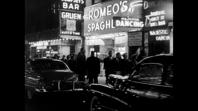 WS POV行人在晚上走在商店外面的人行道上/纽约，纽约州，美国视频下载